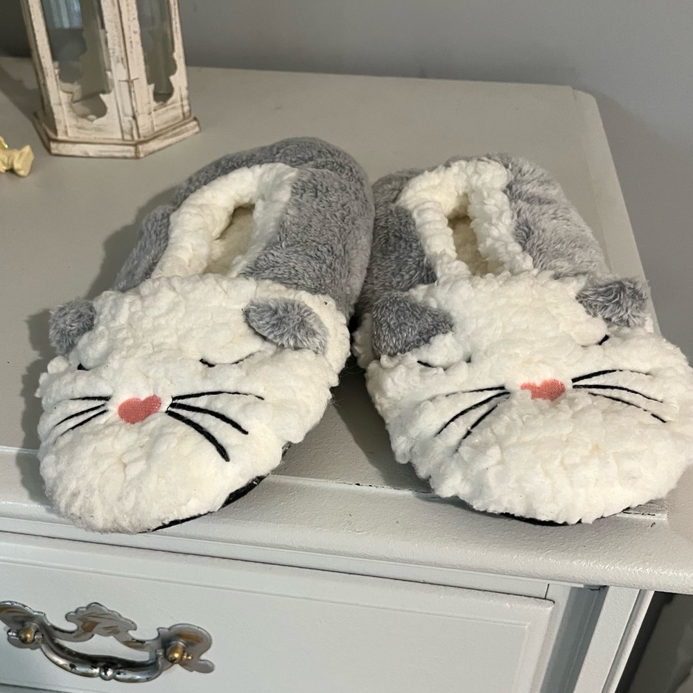Fuzzy Babba Slippers Gray Kitty Cat House Shoes One Size New - Picture 3 of 8